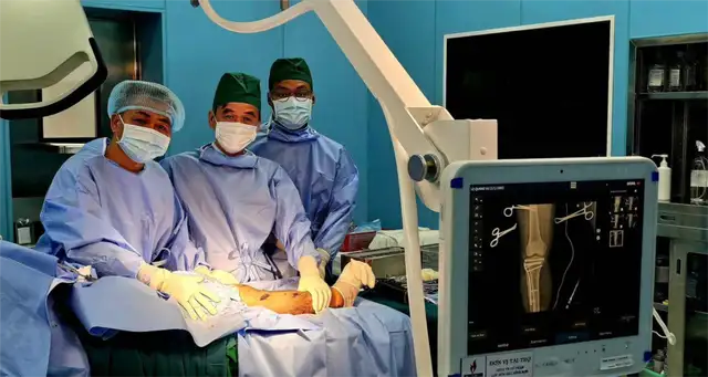 e-kip-bac-si-luan-phien-thuc-hien-nhiem-vu-cua-tphcm-o-con-dao-cuu-song-benh-nhan-chan-thuong-nang