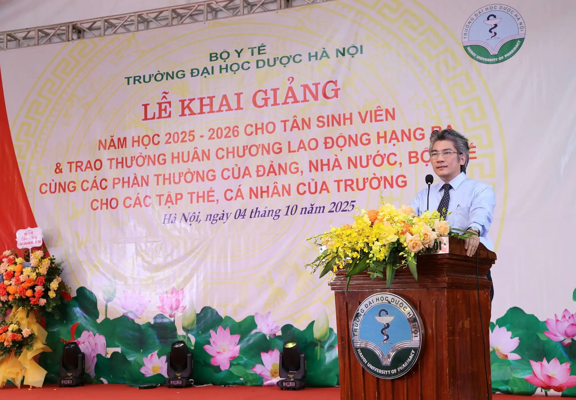 Thứ trưởng Thường trực Vũ Mạnh Hà nhắn nhủ tân sinh viên trường Dược 'nuôi dưỡng khát vọng, dám đổi mới sáng tạo và tỏa sáng'- Ảnh 2.