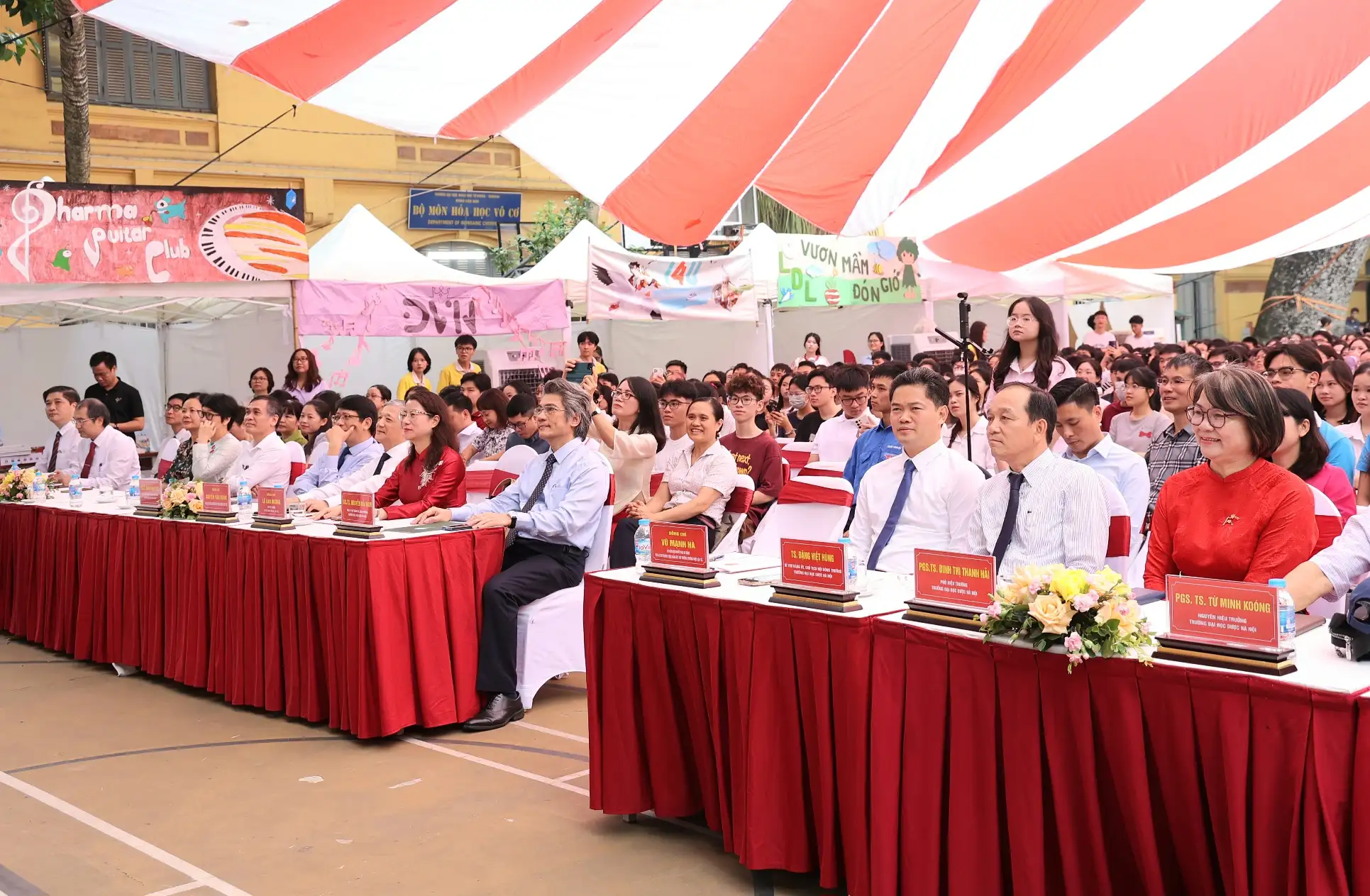 Thứ trưởng Thường trực Vũ Mạnh Hà nhắn nhủ tân sinh viên trường Dược 'nuôi dưỡng khát vọng, dám đổi mới sáng tạo và tỏa sáng'- Ảnh 3.