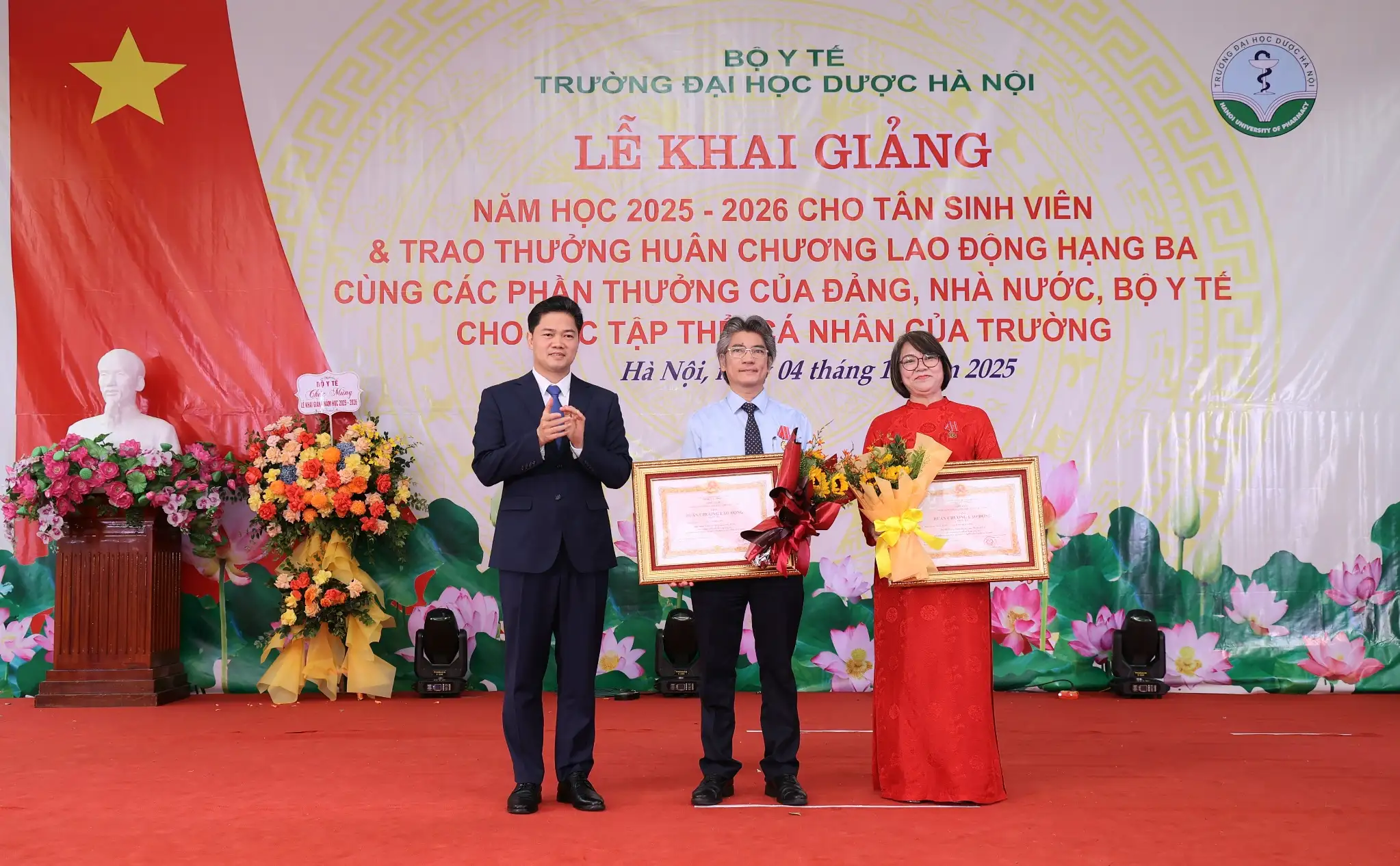 Thứ trưởng Thường trực Vũ Mạnh Hà nhắn nhủ tân sinh viên trường Dược 'nuôi dưỡng khát vọng, dám đổi mới sáng tạo và tỏa sáng'- Ảnh 4.