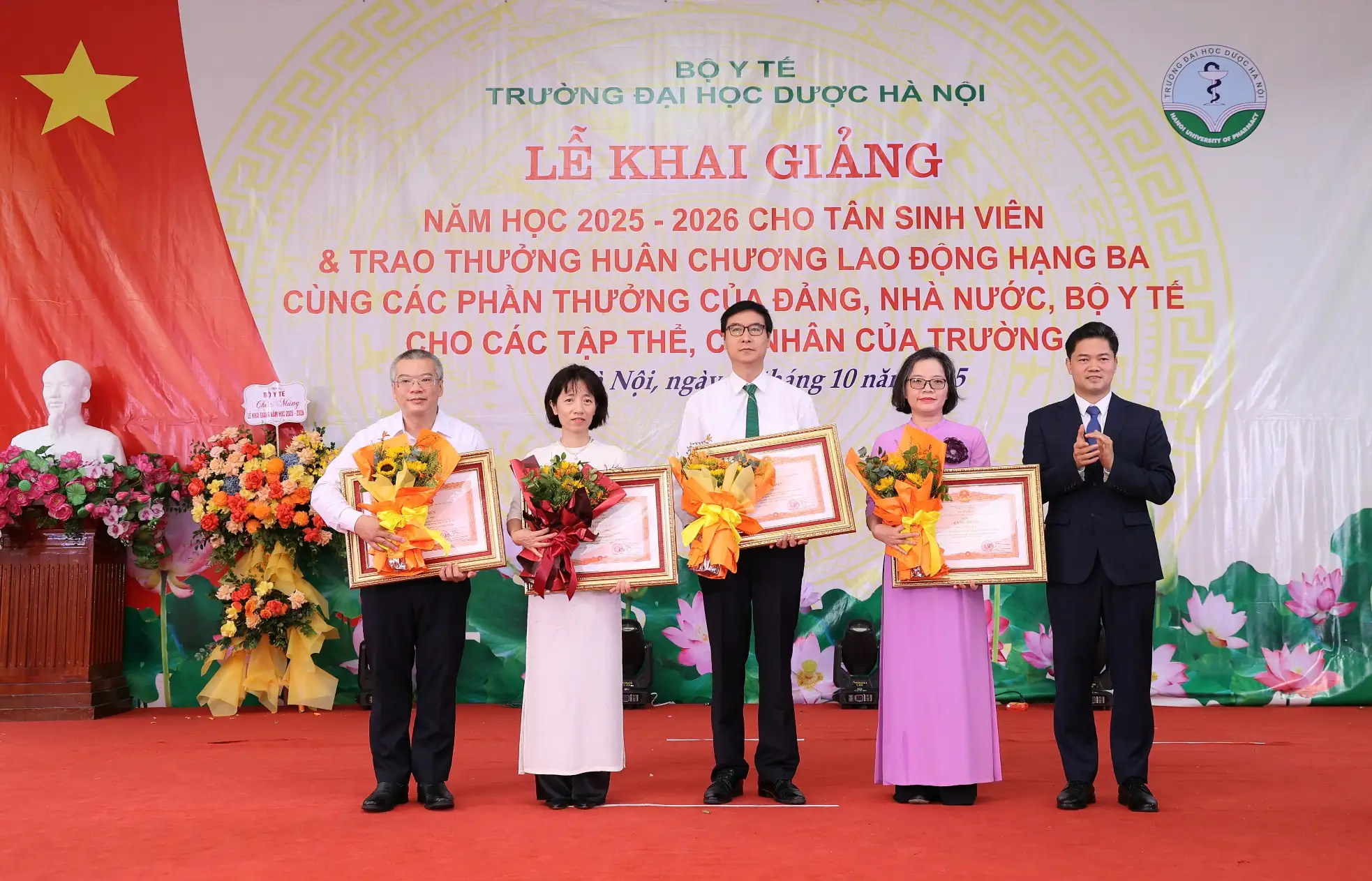 Thứ trưởng Thường trực Vũ Mạnh Hà nhắn nhủ tân sinh viên trường Dược 'nuôi dưỡng khát vọng, dám đổi mới sáng tạo và tỏa sáng'- Ảnh 5.