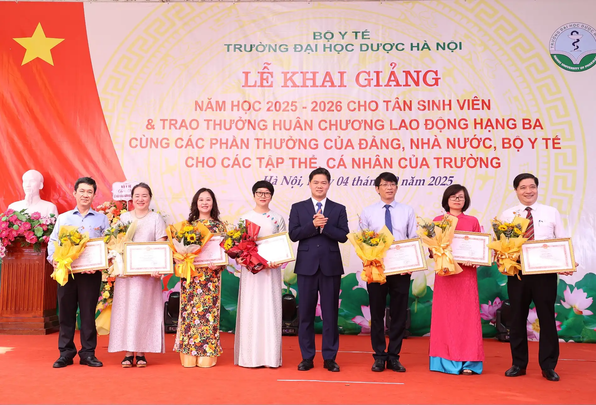 Thứ trưởng Thường trực Vũ Mạnh Hà nhắn nhủ tân sinh viên trường Dược 'nuôi dưỡng khát vọng, dám đổi mới sáng tạo và tỏa sáng'- Ảnh 6.