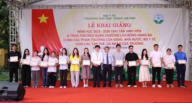 Thứ trưởng Thường trực Vũ Mạnh Hà nhắn nhủ tân sinh viên trường Dược 'nuôi dưỡng khát vọng, dám đổi mới sáng tạo và tỏa sáng'- Ảnh 7.