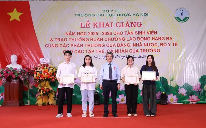 Thứ trưởng Thường trực Vũ Mạnh Hà nhắn nhủ tân sinh viên trường Dược 'nuôi dưỡng khát vọng, dám đổi mới sáng tạo và tỏa sáng'- Ảnh 8.