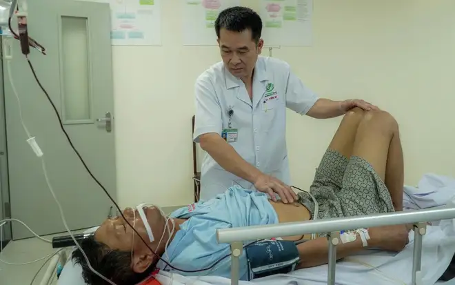 Trực thăng chở bác sĩ xuyên đêm đưa bệnh nhân đa chấn thương từ Trường Sa về đất liền- Ảnh 2.