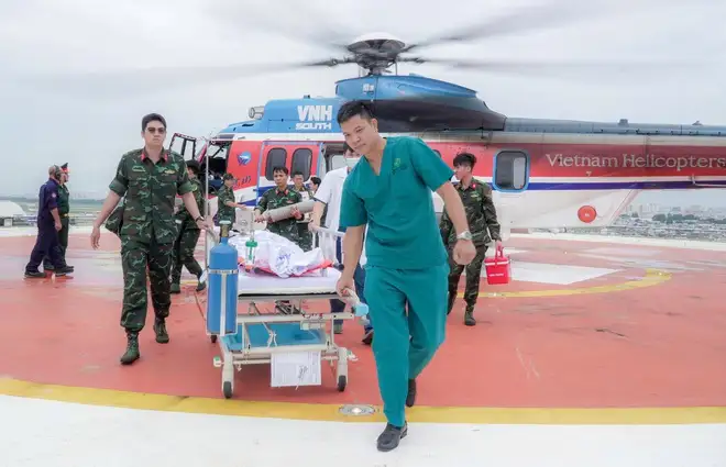 Trực thăng chở bác sĩ xuyên đêm đưa bệnh nhân đa chấn thương từ Trường Sa về đất liền- Ảnh 3.