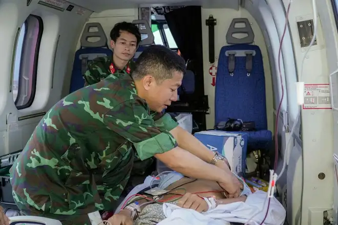 Trực thăng chở bác sĩ xuyên đêm đưa bệnh nhân đa chấn thương từ Trường Sa về đất liền- Ảnh 4.