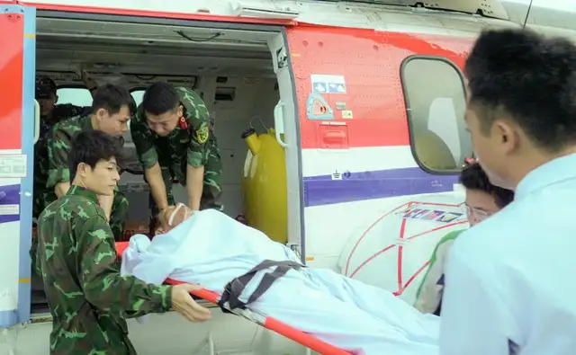 truc-thang-cho-bac-si-xuyen-dem-dua-benh-nhan-da-chan-thuong-tu-truong-sa-ve-dat-lien